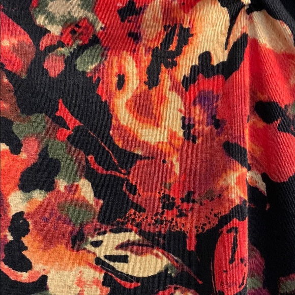 Women’s Jaclyn Smith Black Top with Red and Purple Floral Design 1x - Picture 4 of 5